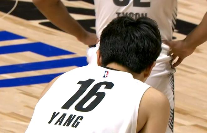 稳住心态！杨瀚森持球单打被吹进攻犯规，表情略显无措(杨瀚森首秀能否打出亮眼数据)