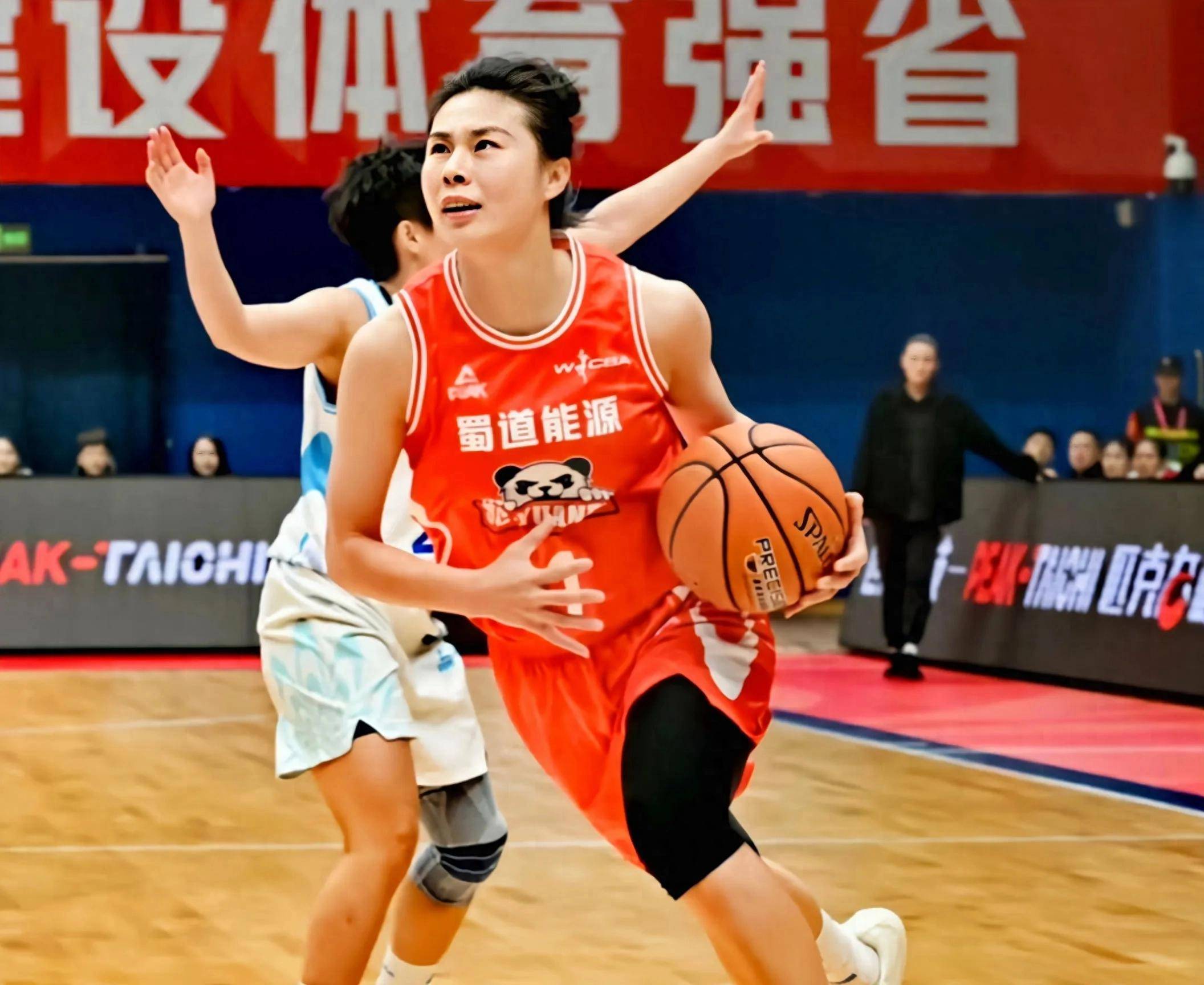 开云体育官网-组图：中国女篮备战波黑宫鲁鸣给张子宇开小灶(中国国家男子篮球队员名单)