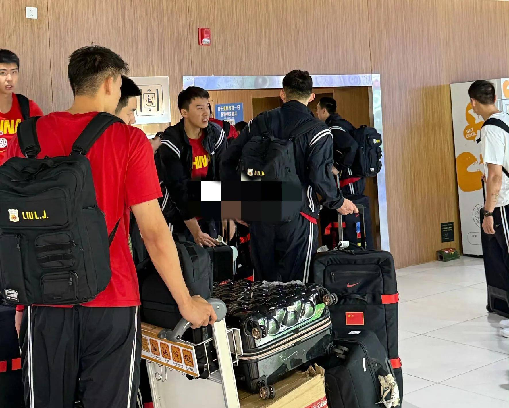 开云体育app-中国男篮已返回北京，曾凡博今日将前往国家队报道(男蓝曾凡博)