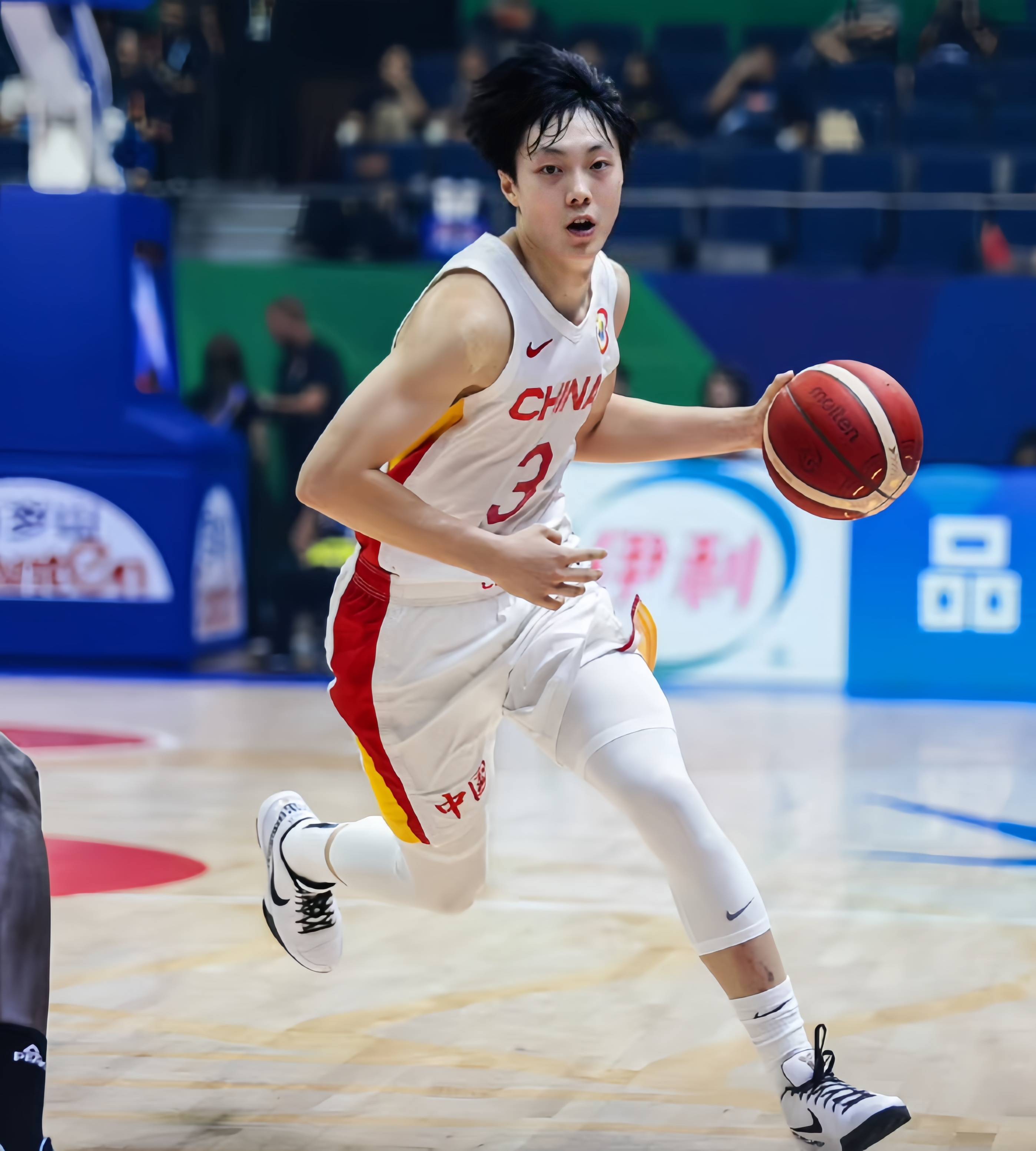 关于胡明轩三分绝杀中国男篮险胜尤文图特的信息