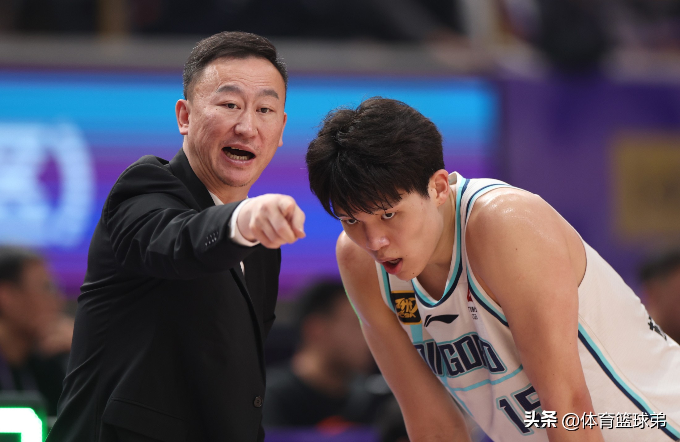 杨瀚森连得5分打停鹈鹕，下场与队友握手相互打气的简单介绍