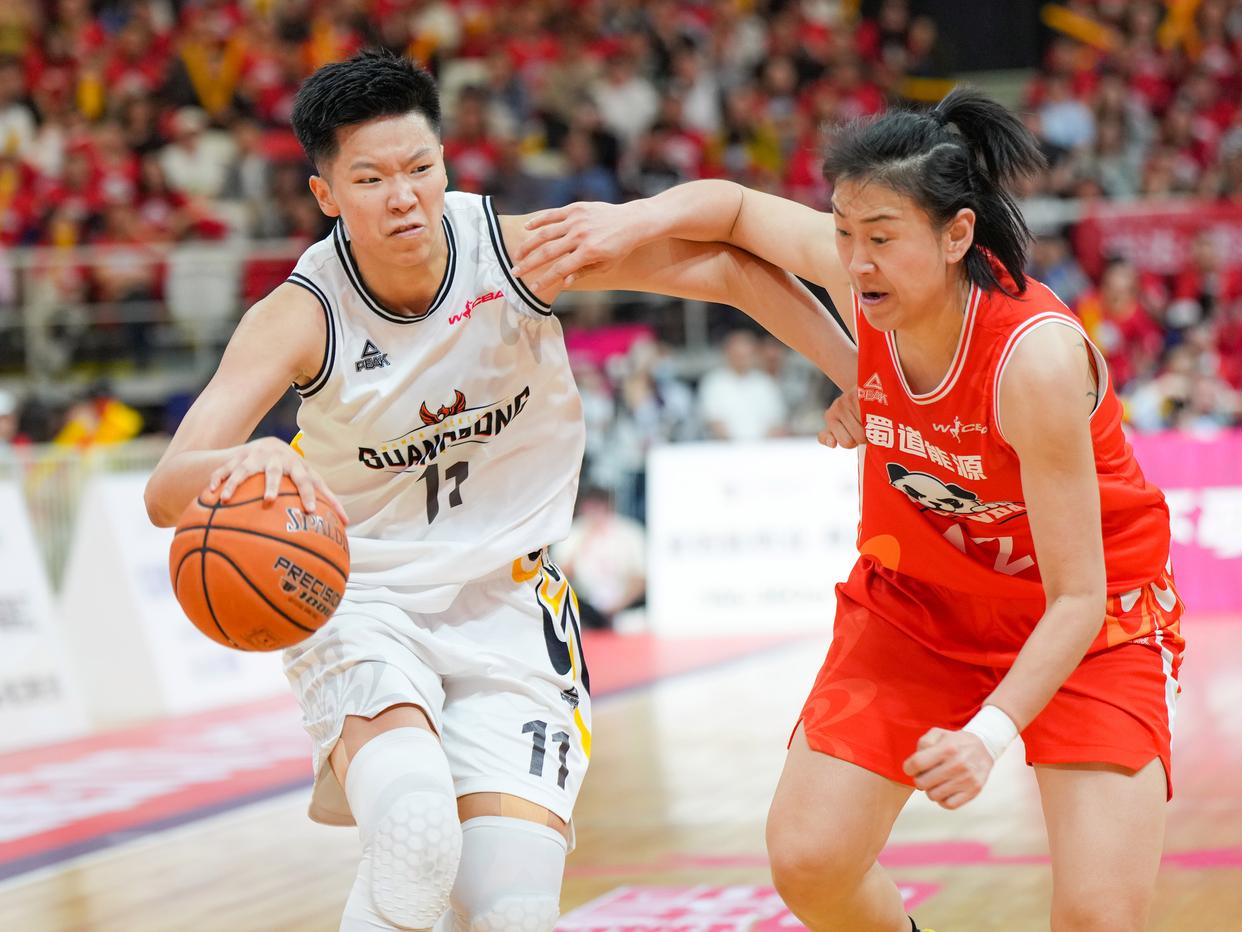 黄思静21年女篮亚洲杯个人集锦，对阵日本砍18分7篮板(黄思婷篮球)
