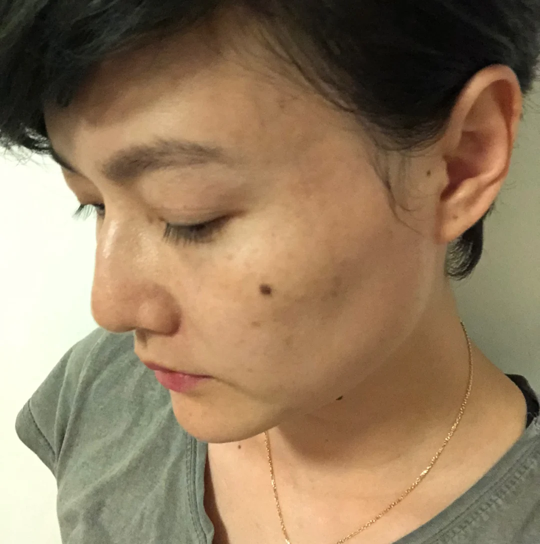 开云体育app-冯提莫素颜逛街被抓拍，又老又黑秒变大妈，网友：美颜太强大了(冯提莫的不得不爱)